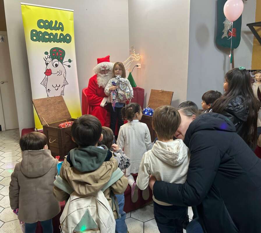 Papa Noel con los niños de Castellón en la colla Bacalao 2025
