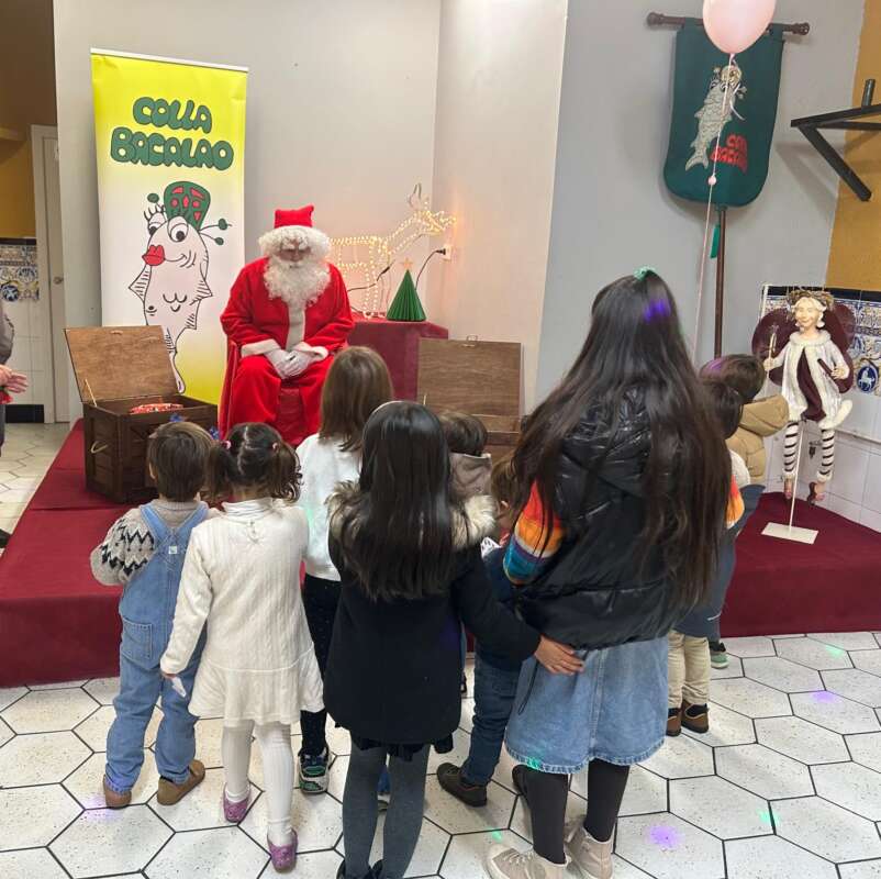 Papa Noel con los niños de Castellón en la colla Bacalao 2025