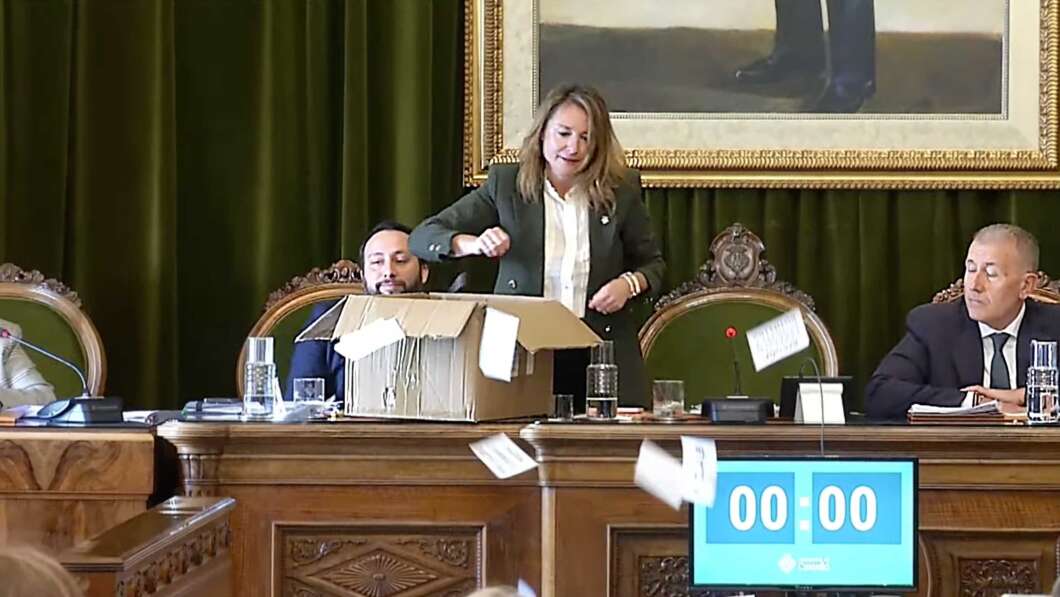 La alcaldesa lanza en el pleno las octavillas que la insultaron en la manifestación 181225