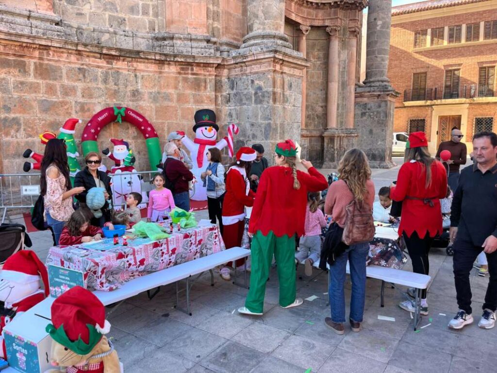 La Vall d'Uixó obri el Mercat de Nadal amb una vintena de comerços locals