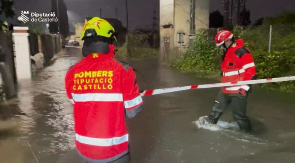 Bomberos auxilian a una mujer con movilidad reducida aislada por las lluvias en Vila-real