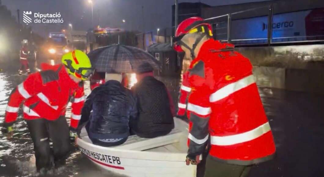 Bomberos auxilian a una mujer con movilidad reducida aislada por las lluvias en Vila-real