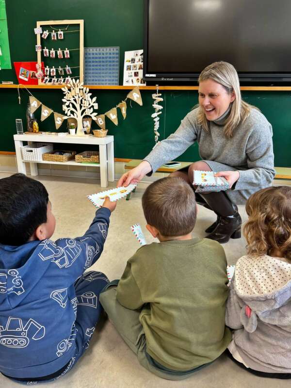 Vinaròs reparte la Carta de Reyes Magos inclusiva en todos los centros escolares