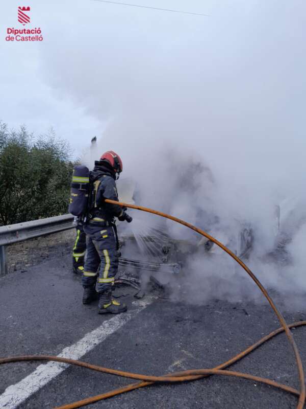 Los bomberos extinguen el incendio de un vehículo en la AP-7 a la altura de Torreblanca
