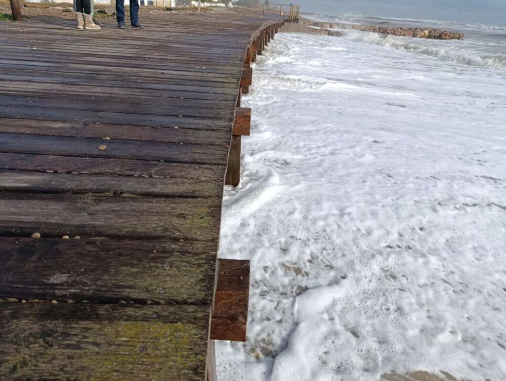 Almenara reclama la construcció d’espigons i la remodelació urgent del passeig de la Platja Casablanca