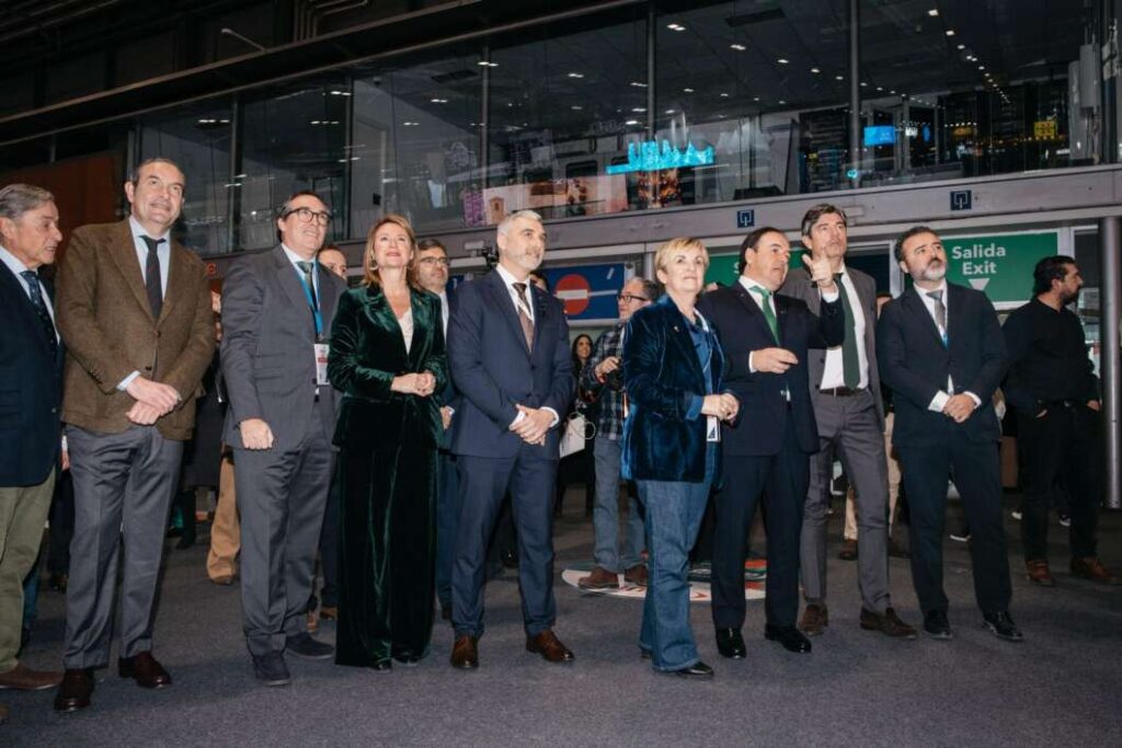 Begoña Carrasco con el president Pérez Llorca en FITUR 2026