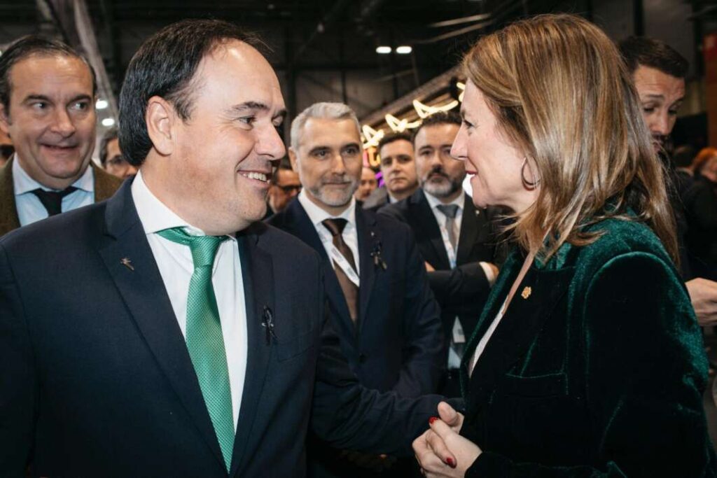 Begoña Carrasco con el president Pérez Llorca en FITUR 2026