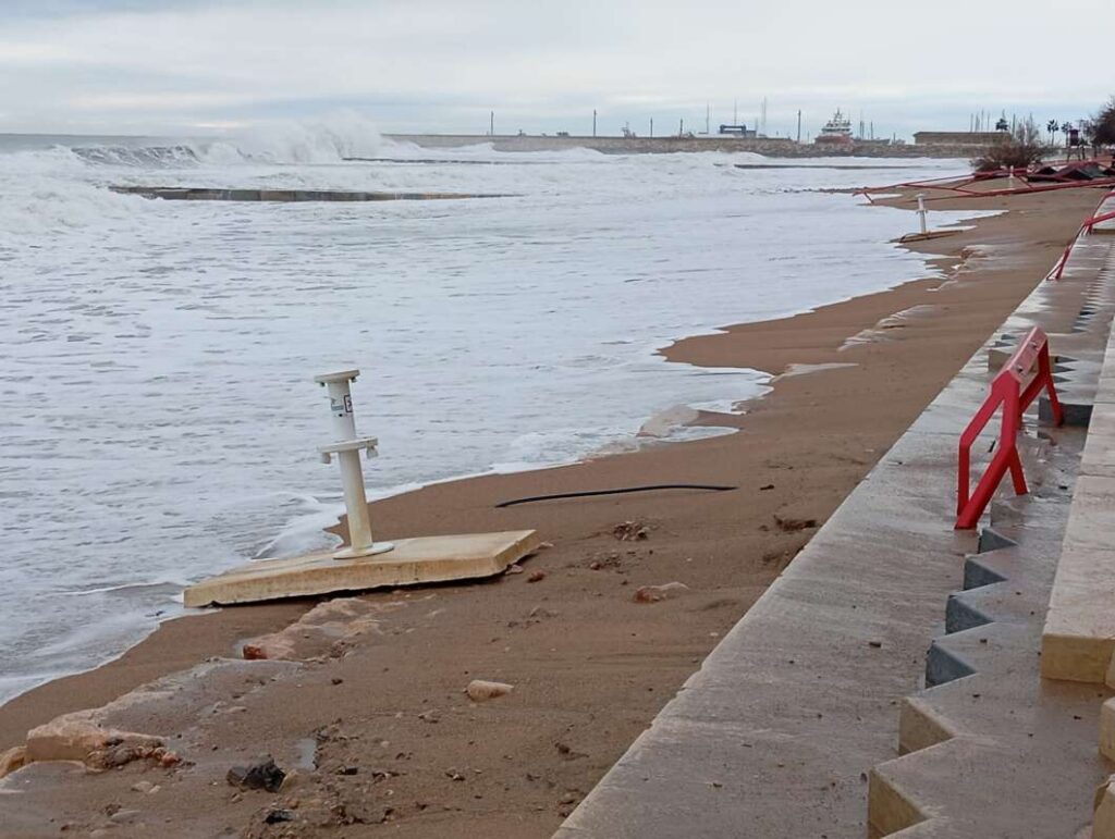 Playa Fortí de Vinaròs tras el paso de la borrasca Harry