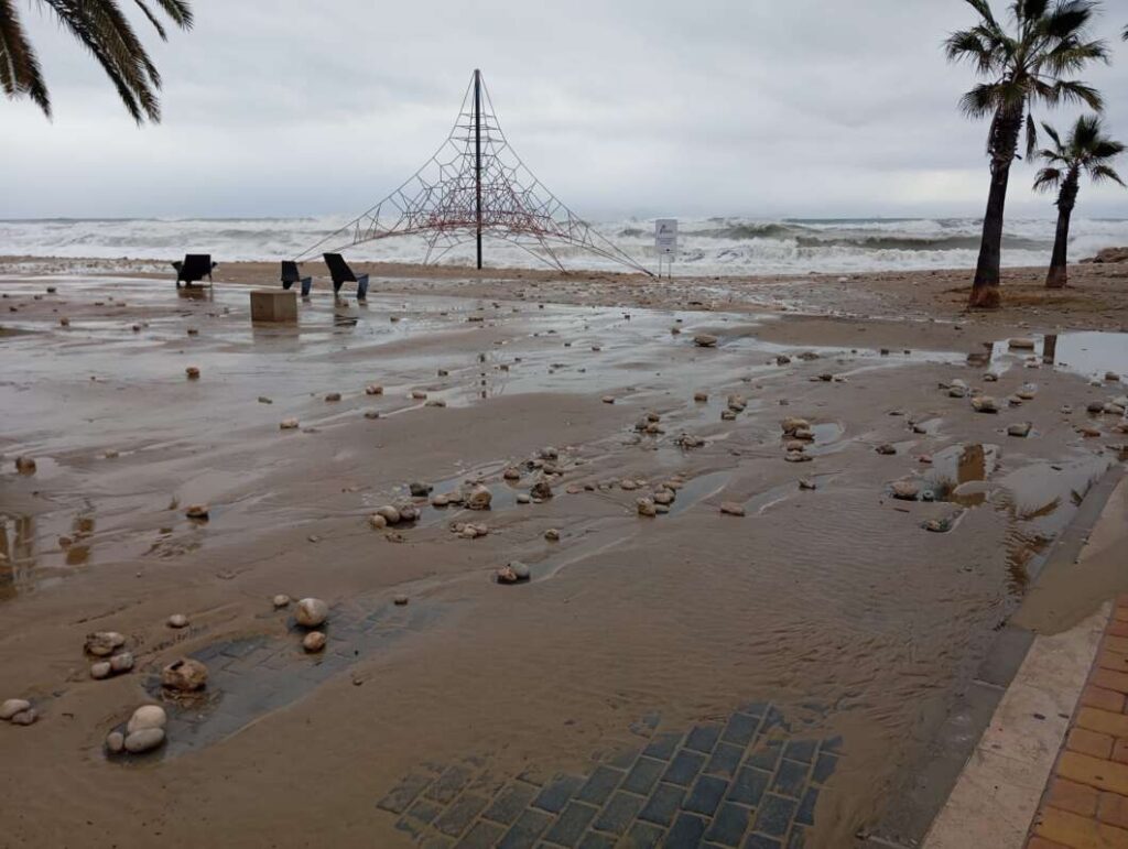 Playa Fortí de Vinaròs tras el paso de la borrasca Harry