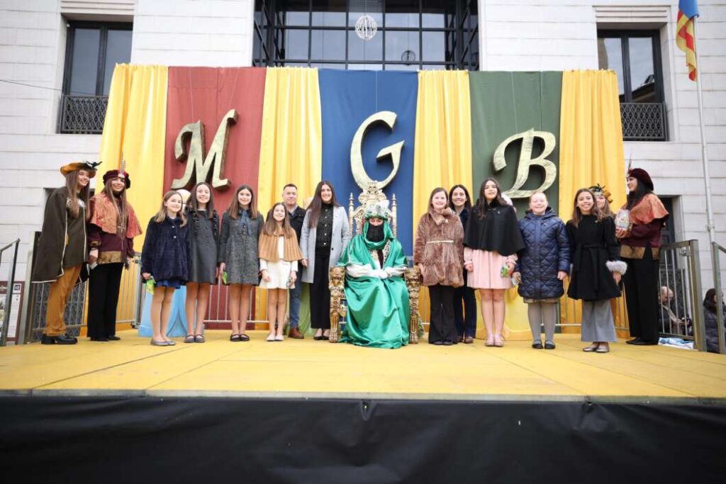 La Plaça Major de Burriana s’ompli d’il·lusió amb la visita del Patge Reial