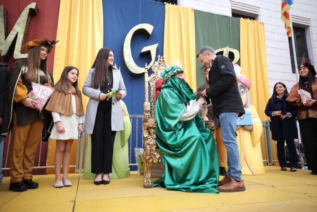 La Plaça Major de Burriana s’ompli d’il·lusió amb la visita del Patge Reial