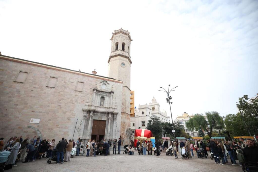 La Plaça Major de Burriana s’ompli d’il·lusió amb la visita del Patge Reial