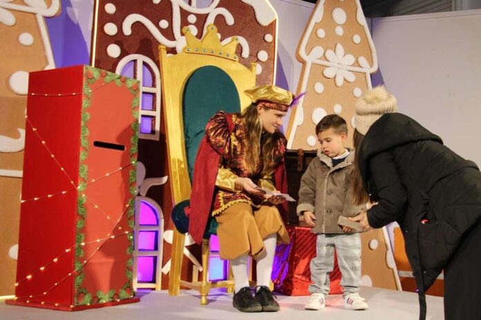 La ilusión supera la lluvia: el Cartero Real recoge las cartas de los niños en el Grao