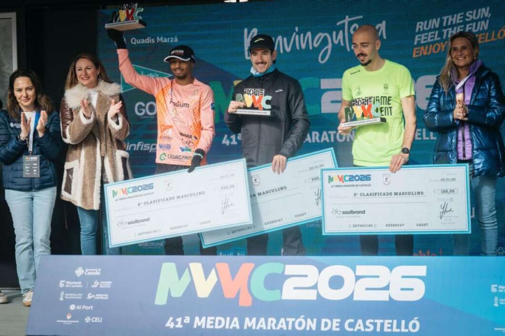 Los tres primeros clasificados en la Media maratón de Castelló.