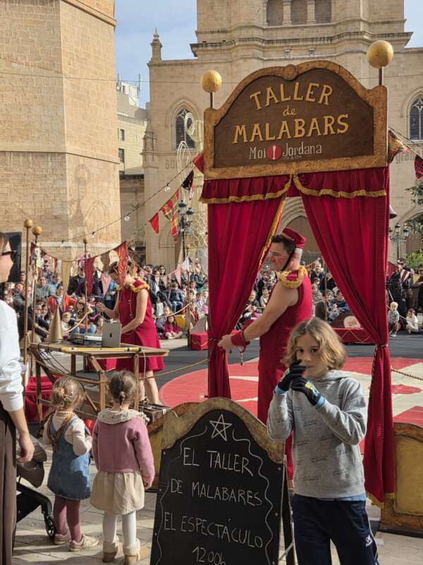La Plaça Major de Castelló s’ompli de públic amb el cicle Nadal de Circ