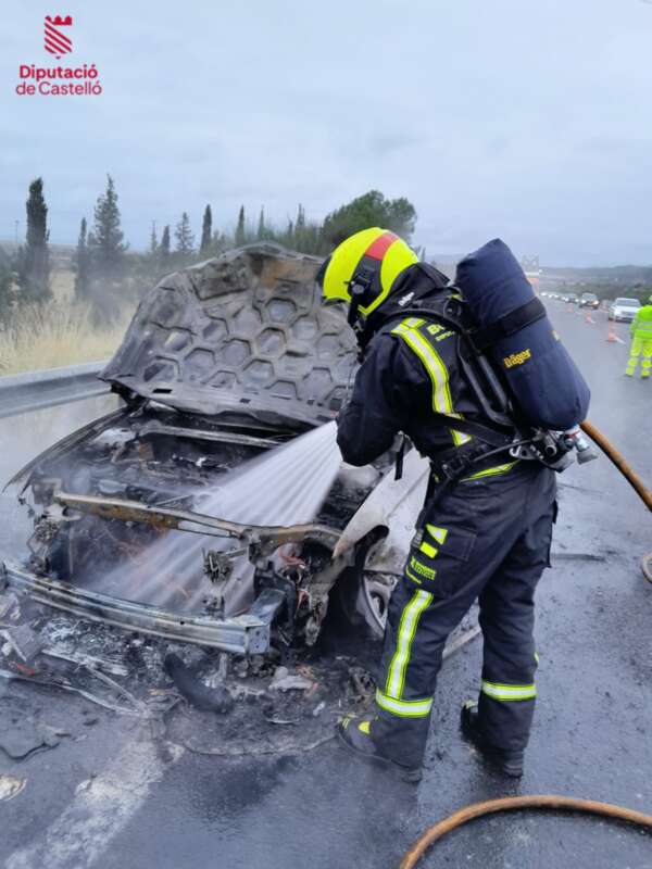 Los bomberos extinguen el incendio de un vehículo en la AP-7 a la altura de Torreblanca