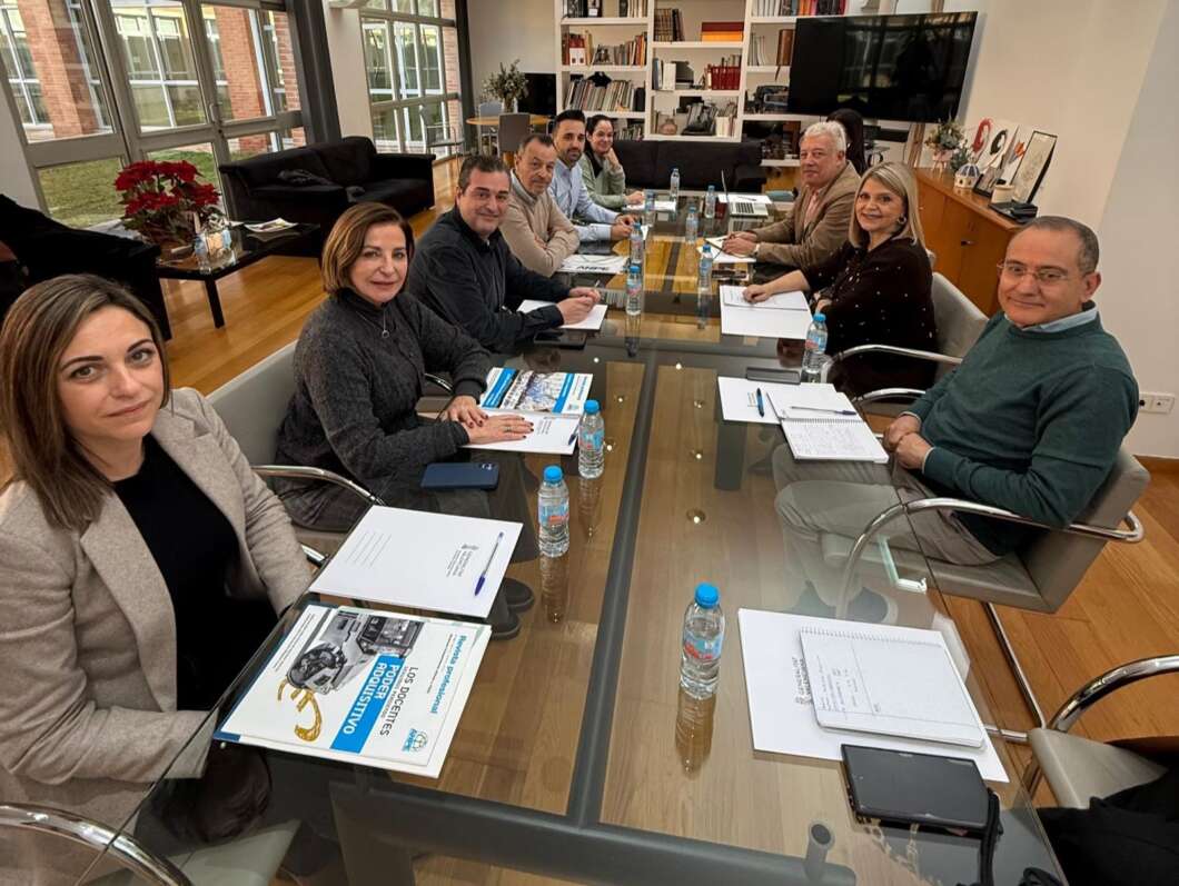 Educació inicia negociacions amb els sindicats per millorar les condicions laborals del professorat