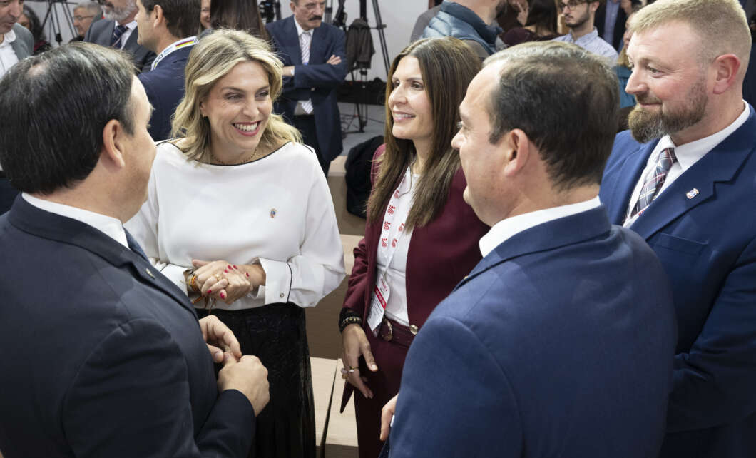 Marta Barrachina con diputados en Fitur 2026.