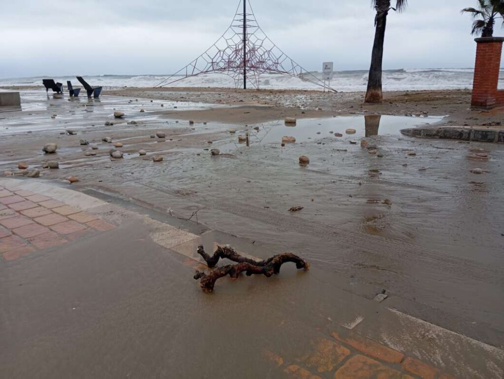 Playa Fortí de Vinaròs tras el paso de la borrasca Harry