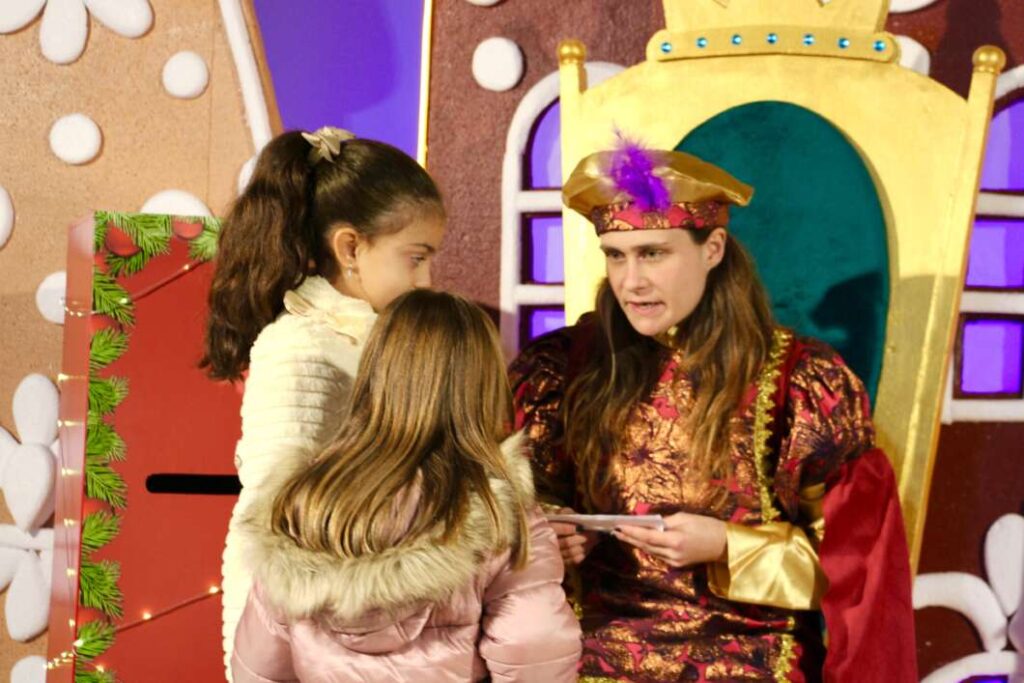 La ilusión supera la lluvia: el Cartero Real recoge las cartas de los niños en el Grao