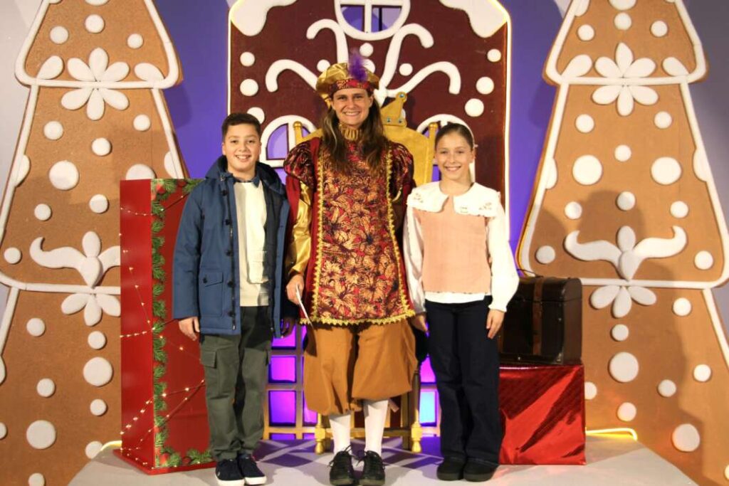 La ilusión supera la lluvia: el Cartero Real recoge las cartas de los niños en el Grao