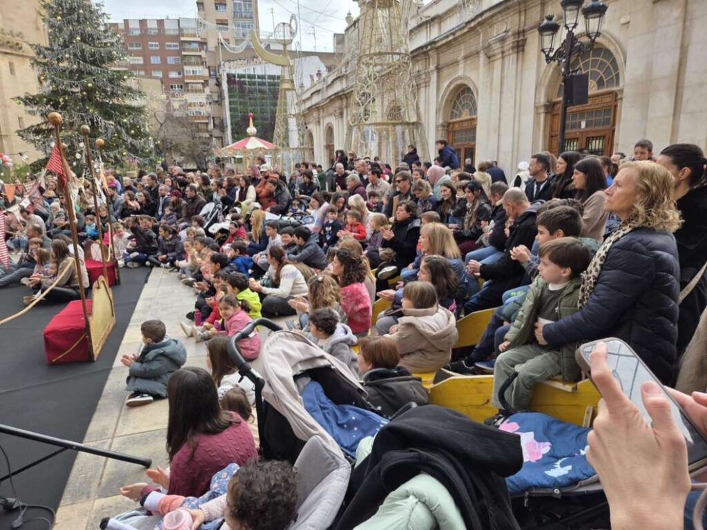 La Plaça Major de Castelló s’ompli de públic amb el cicle Nadal de Circ