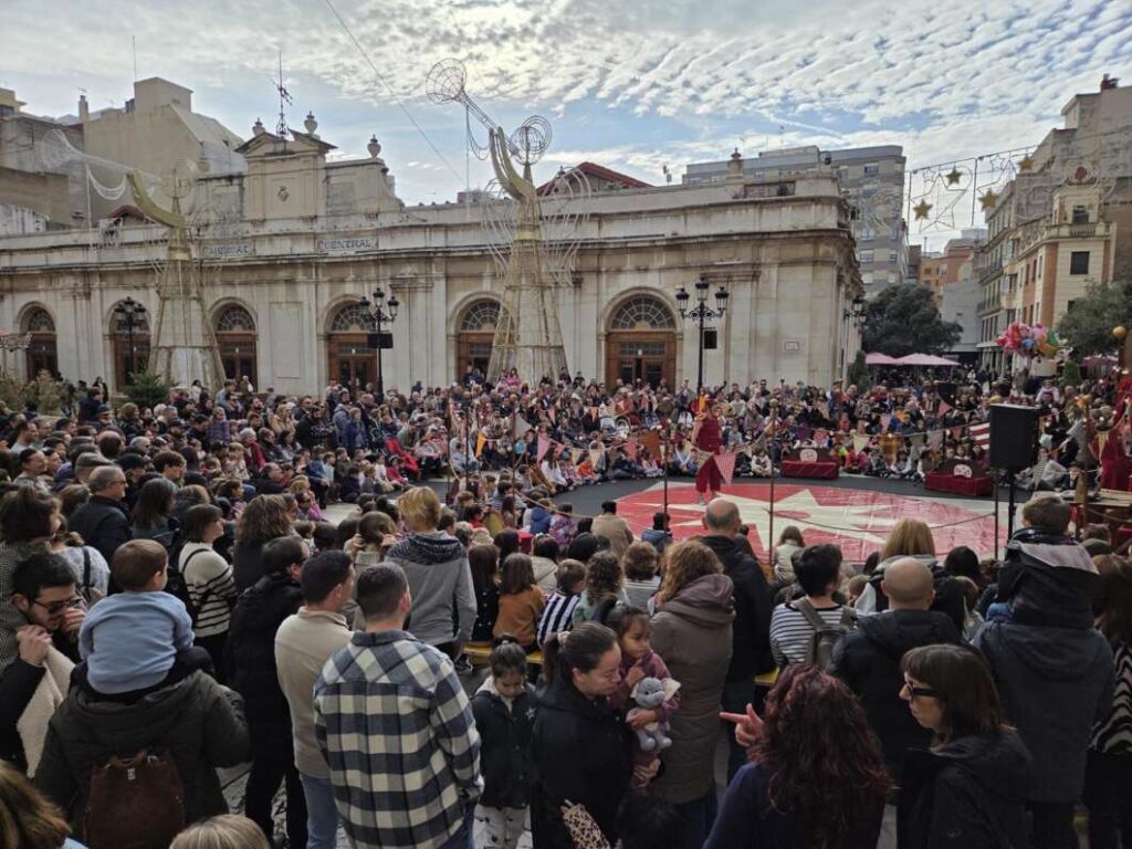 La Plaça Major de Castelló s’ompli de públic amb el cicle Nadal de Circ