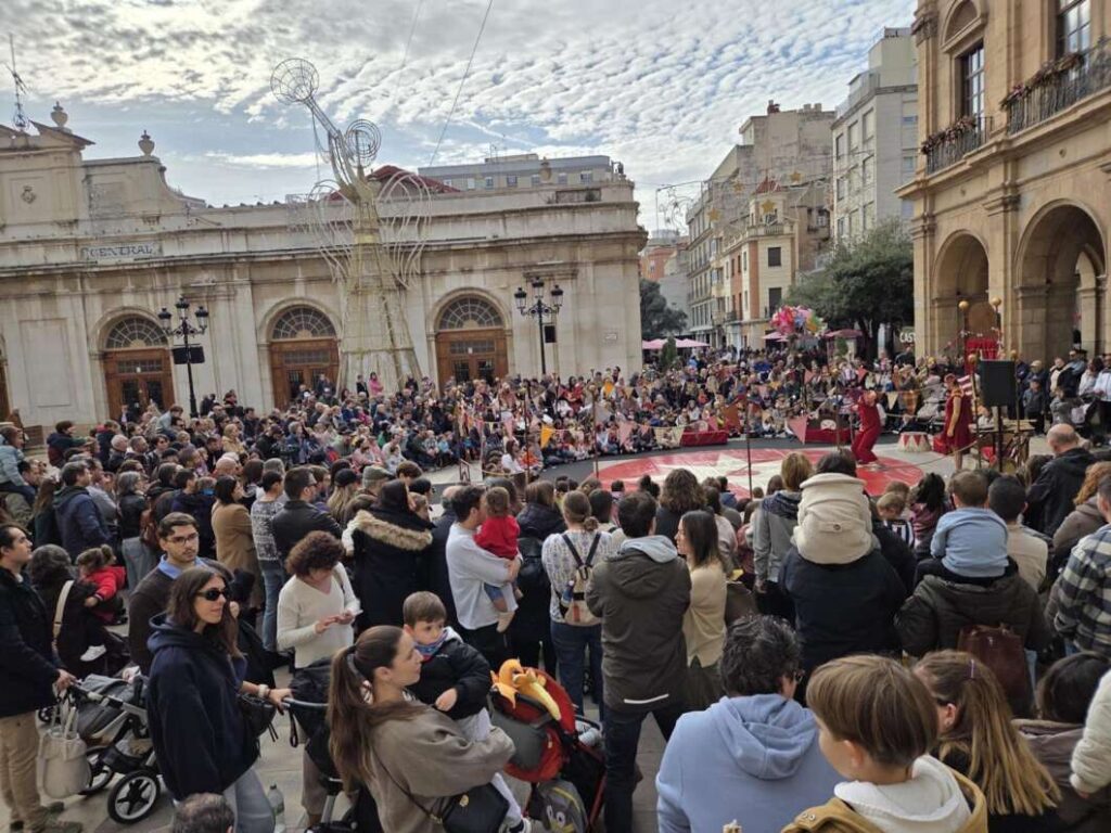 La Plaça Major de Castelló s’ompli de públic amb el cicle Nadal de Circ