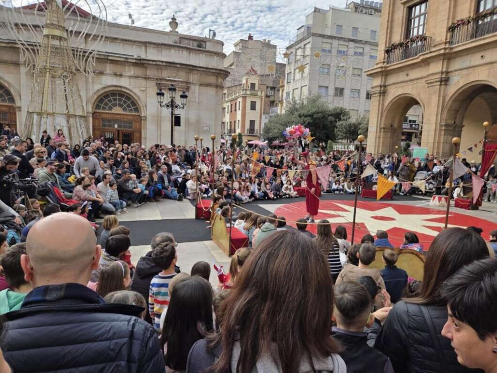 La Plaça Major de Castelló s’ompli de públic amb el cicle Nadal de Circ