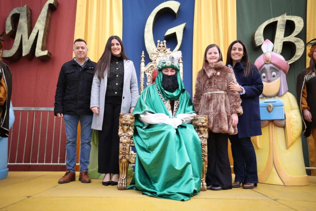 La Plaça Major de Burriana s’ompli d’il·lusió amb la visita del Patge Reial