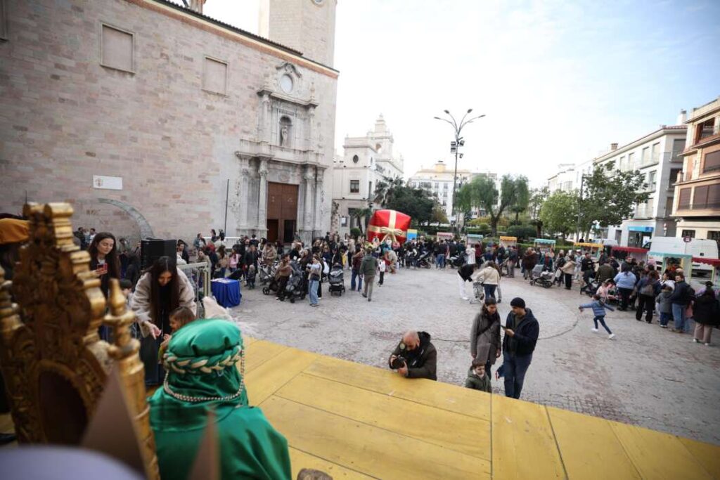 La Plaça Major de Burriana s’ompli d’il·lusió amb la visita del Patge Reial