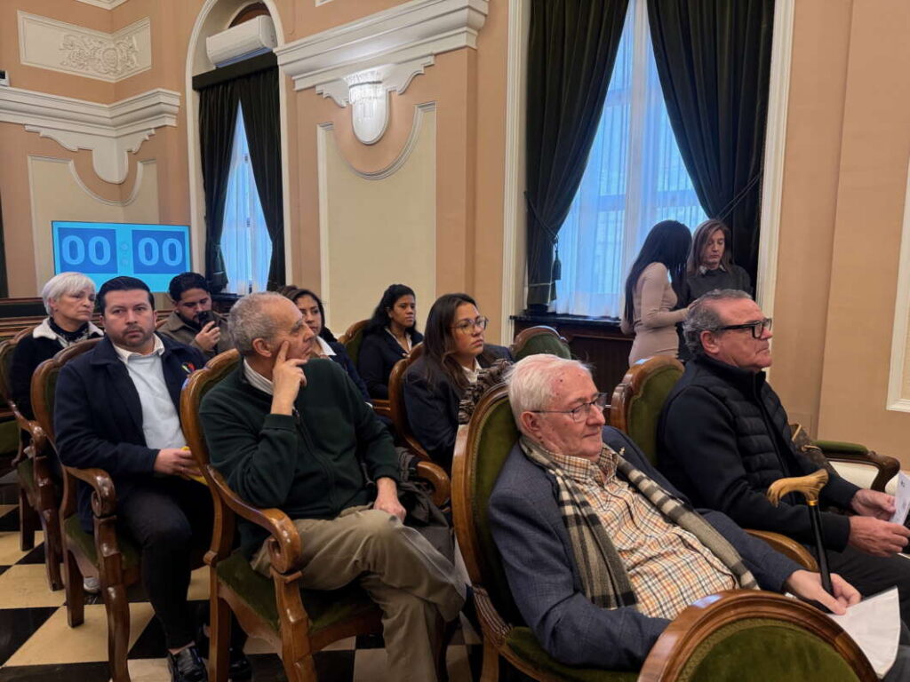 Residentes venezolanos en el pleno de Castellón 290126
