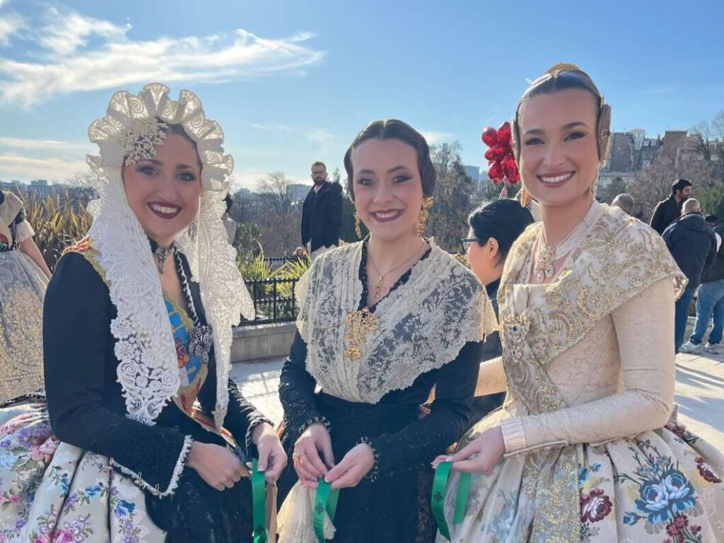 Reina fiestas de Castelló 2025, Fallera Mayor de Valencia y Bellea del Foc de Alicante en París.