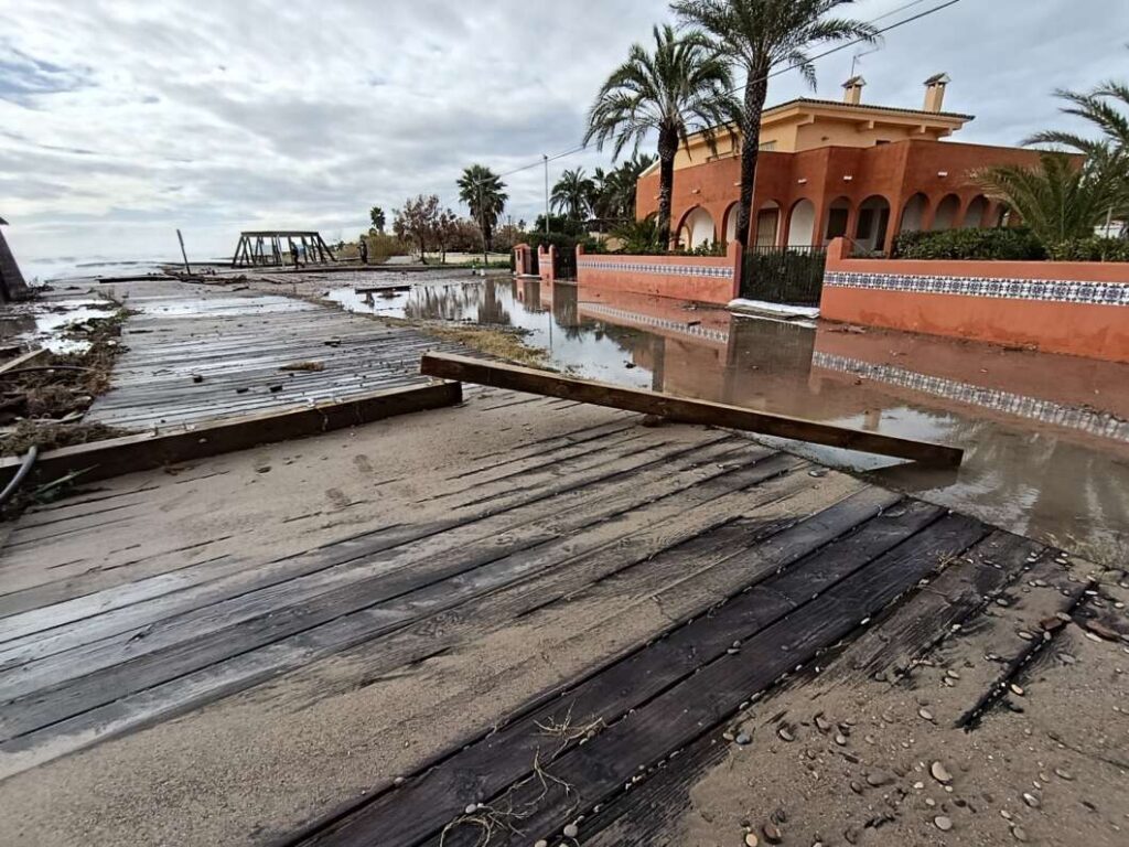 Almenara reclama la construcció d’espigons i la remodelació urgent del passeig de la Platja Casablanca