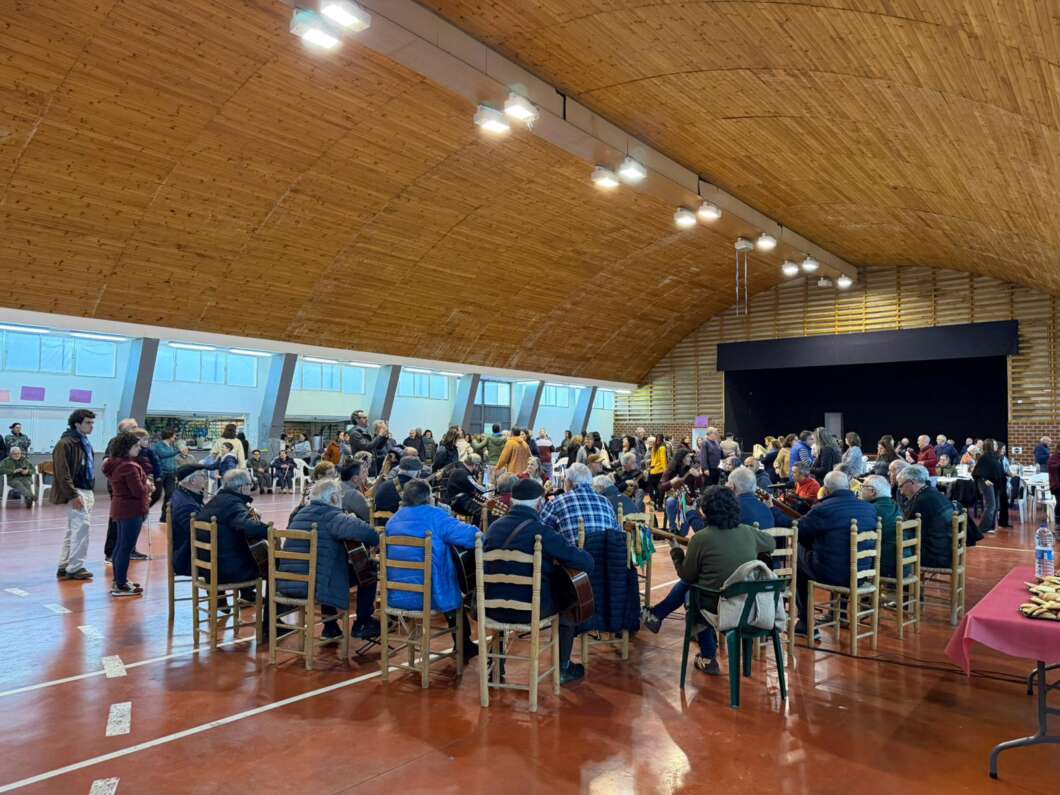 Centenars de persones participen en el bureo de l’oferta d’Albocàsser