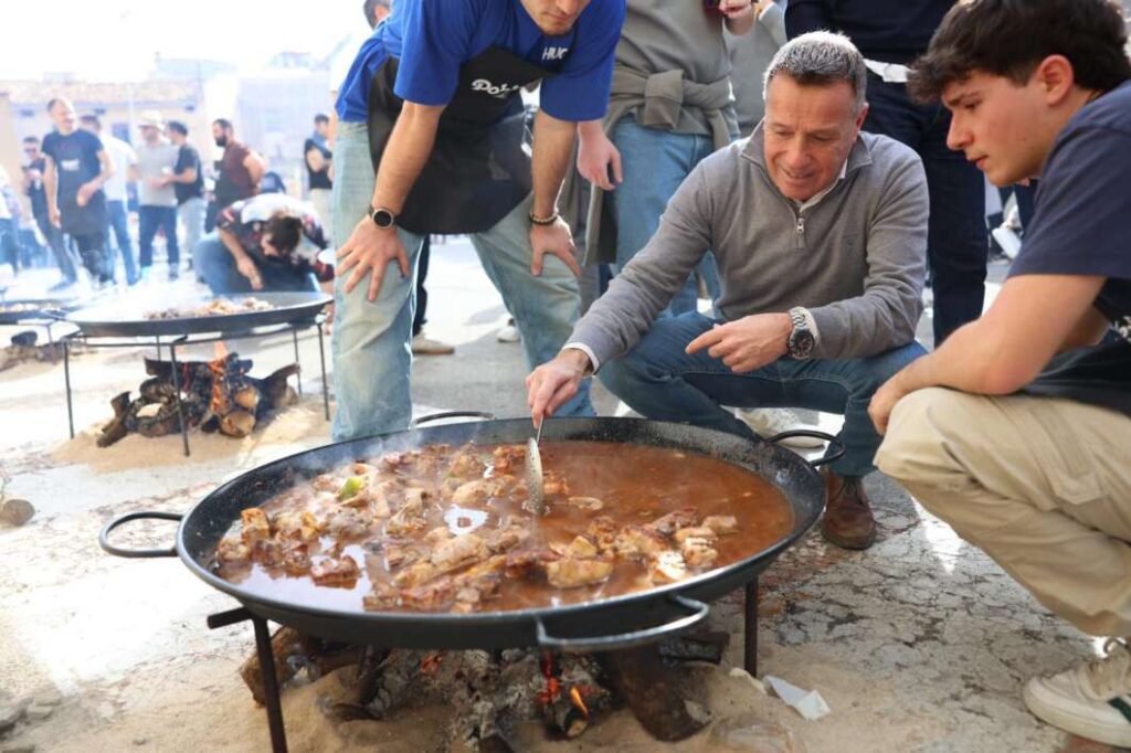 Burriana reuneix prop de mil persones en la Festa de les Paelles de Sant Blai