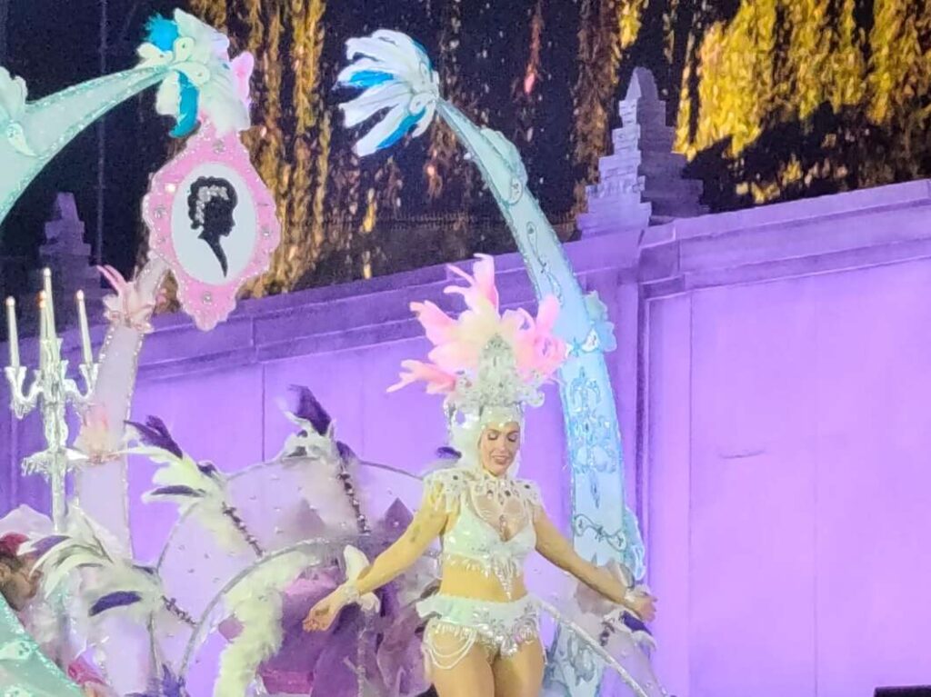 Las reinas y reyes de las comparsas del Carnaval de Vinaròs desvelan sus espectaculares fantasías