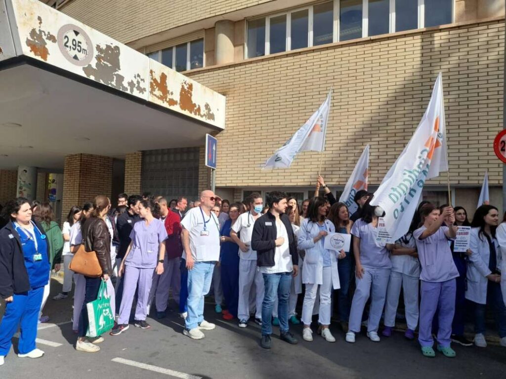 Concentración médicos para pedir mejoras laborales
