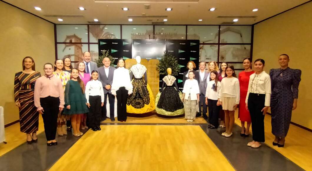 Entrega trajes de las reinas para las Galanías en el Corte Inglés