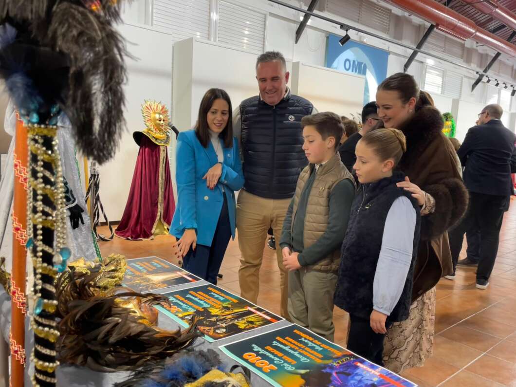 Castellón inaugura la exposición de trajes del Rey Carnestoltes en el Grao