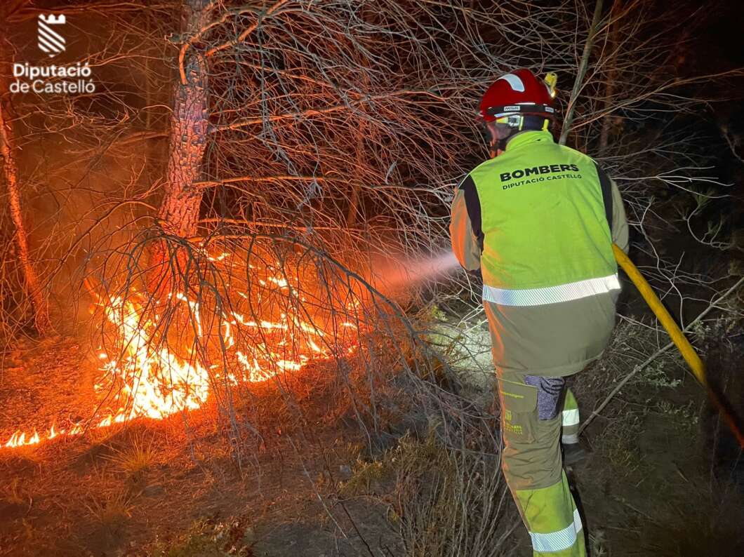 Incendio de Cabanes. Intervención de bomberos del Consorcio Provincial 130226