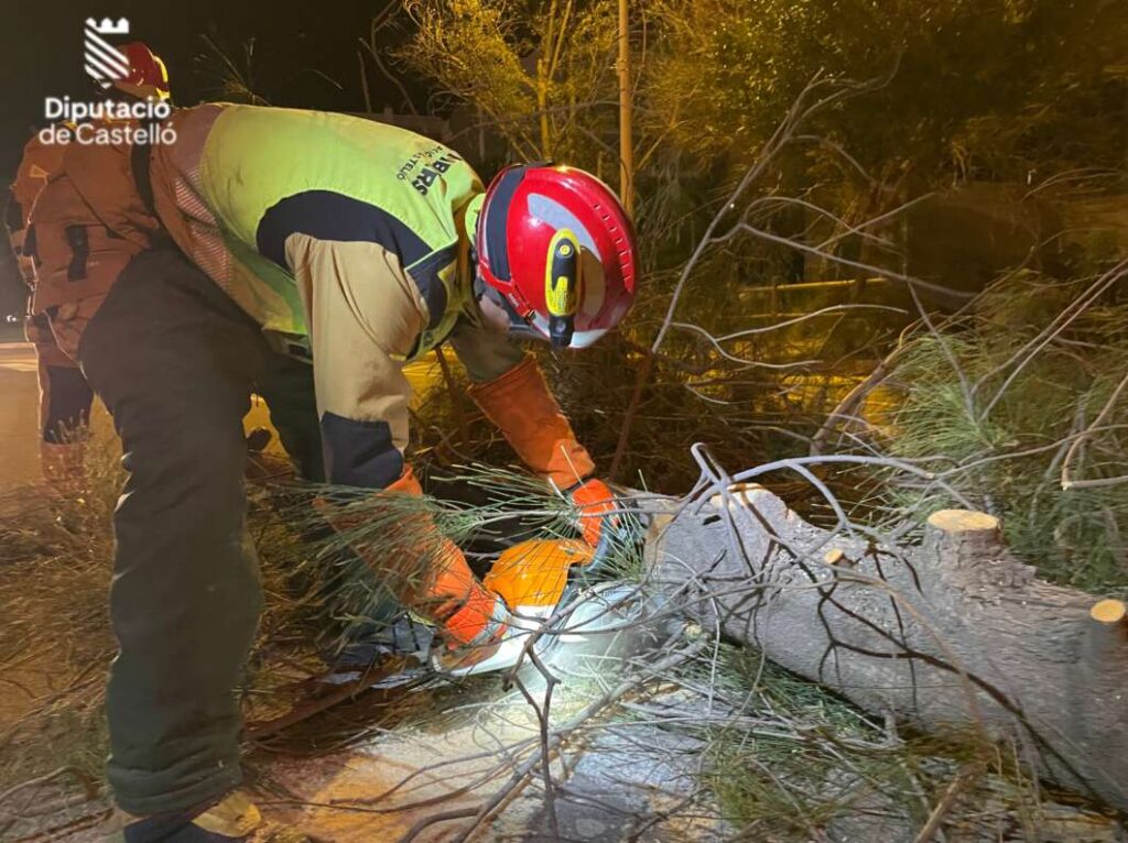 El fuerte viento obliga a realizar 24 intervenciones en la Plana Baixa