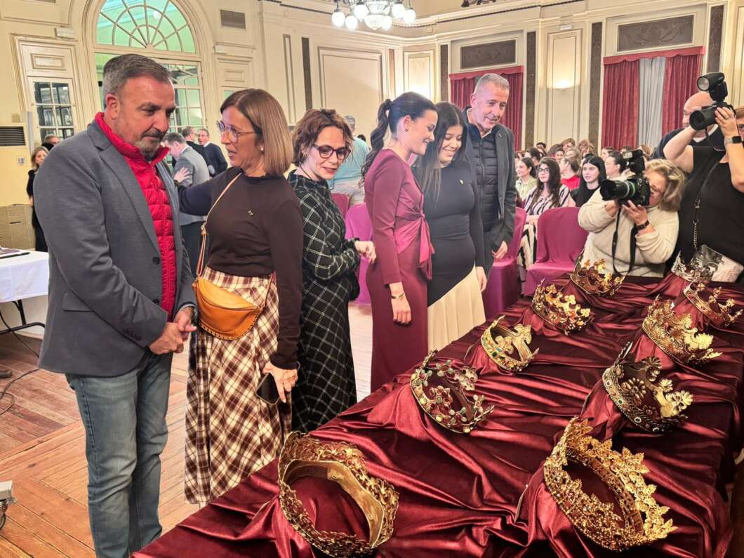 Exposición de las coronas de las Na Violant de Els Cavallers 030226