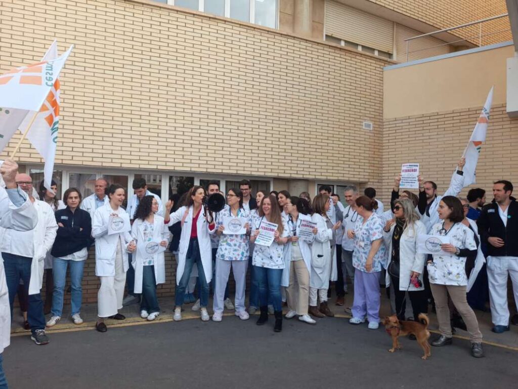 Concentración médicos para pedir mejoras laborales