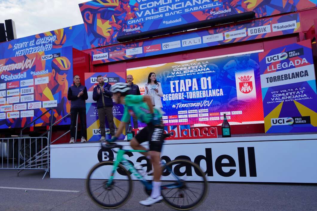 La 77a Volta a la Comunitat Valenciana comença amb força i promociona Castelló al món