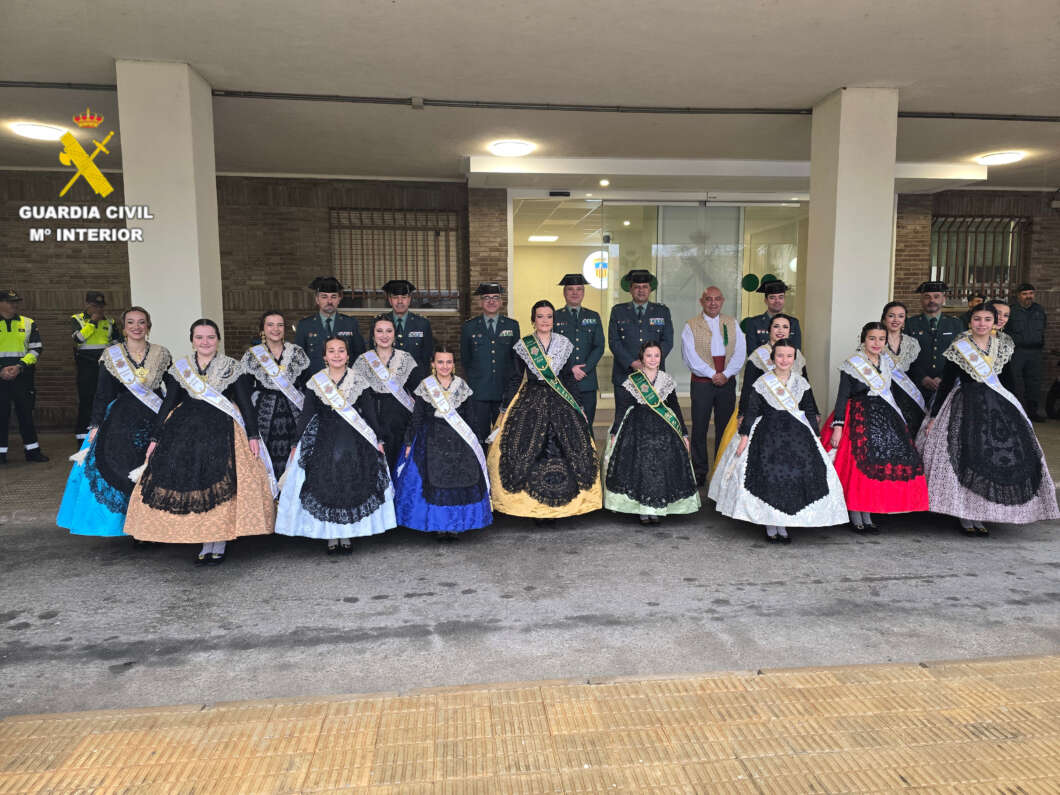 LAs reinas de las fiestas visitan a la Guardia Civil. Magdalena 2026