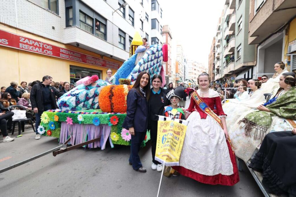 Burriana vibra amb la Cavalcada del Ninot Infantil i premia a la Falla Barri València