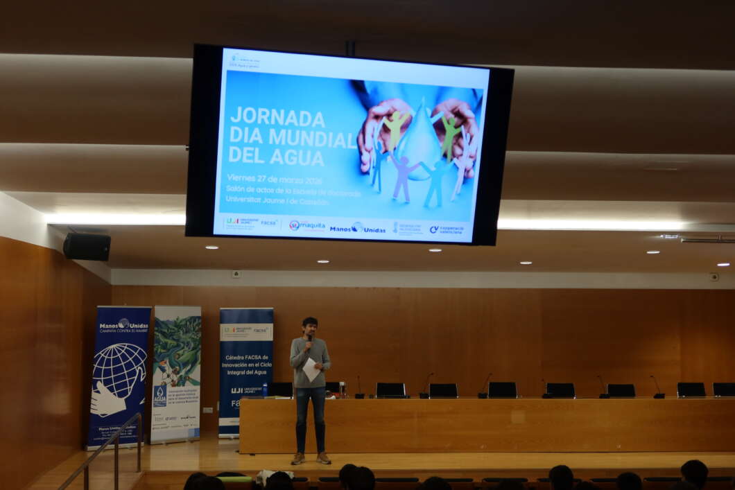 Catedra facsa, manos unidas, mujer, agua