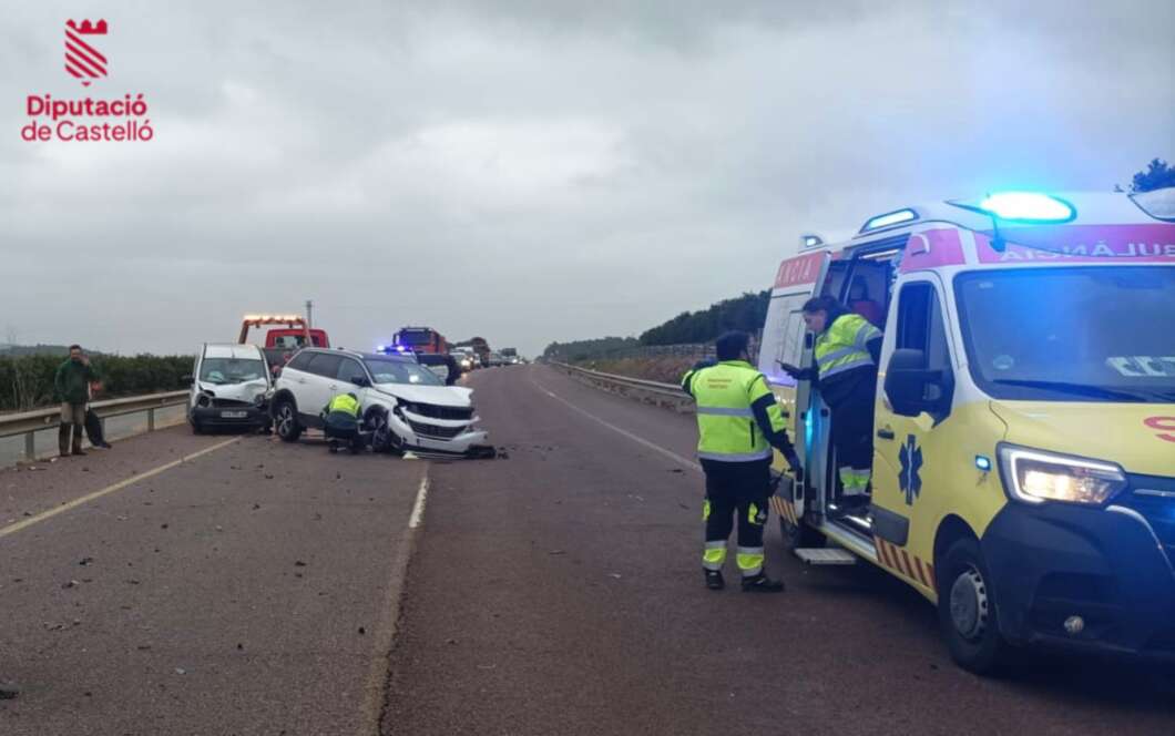 Accidente de tráfico con atrapados enSanta Magdalena de Pulpis 040326