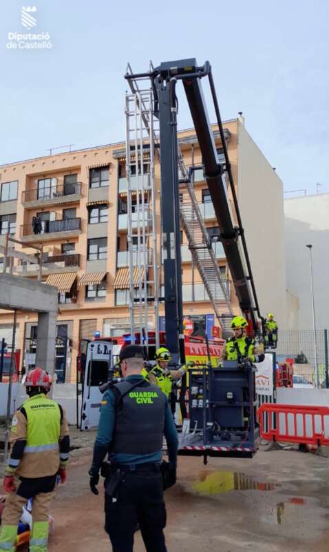 omberos y sanitarios atienden a un hombre tras caer de un andamio en La Vall d’Uixó